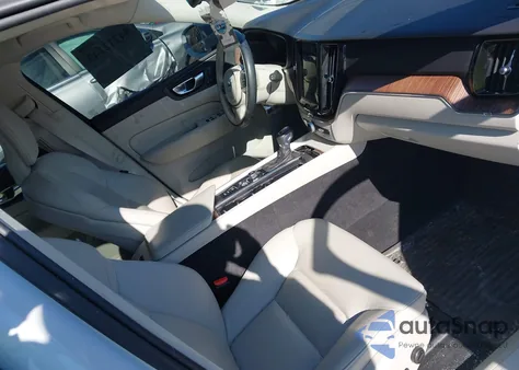 2021 Volvo Xc60 T5 Momentum z USA, uszkodzony, nr VIN YV4102RK7M1815409